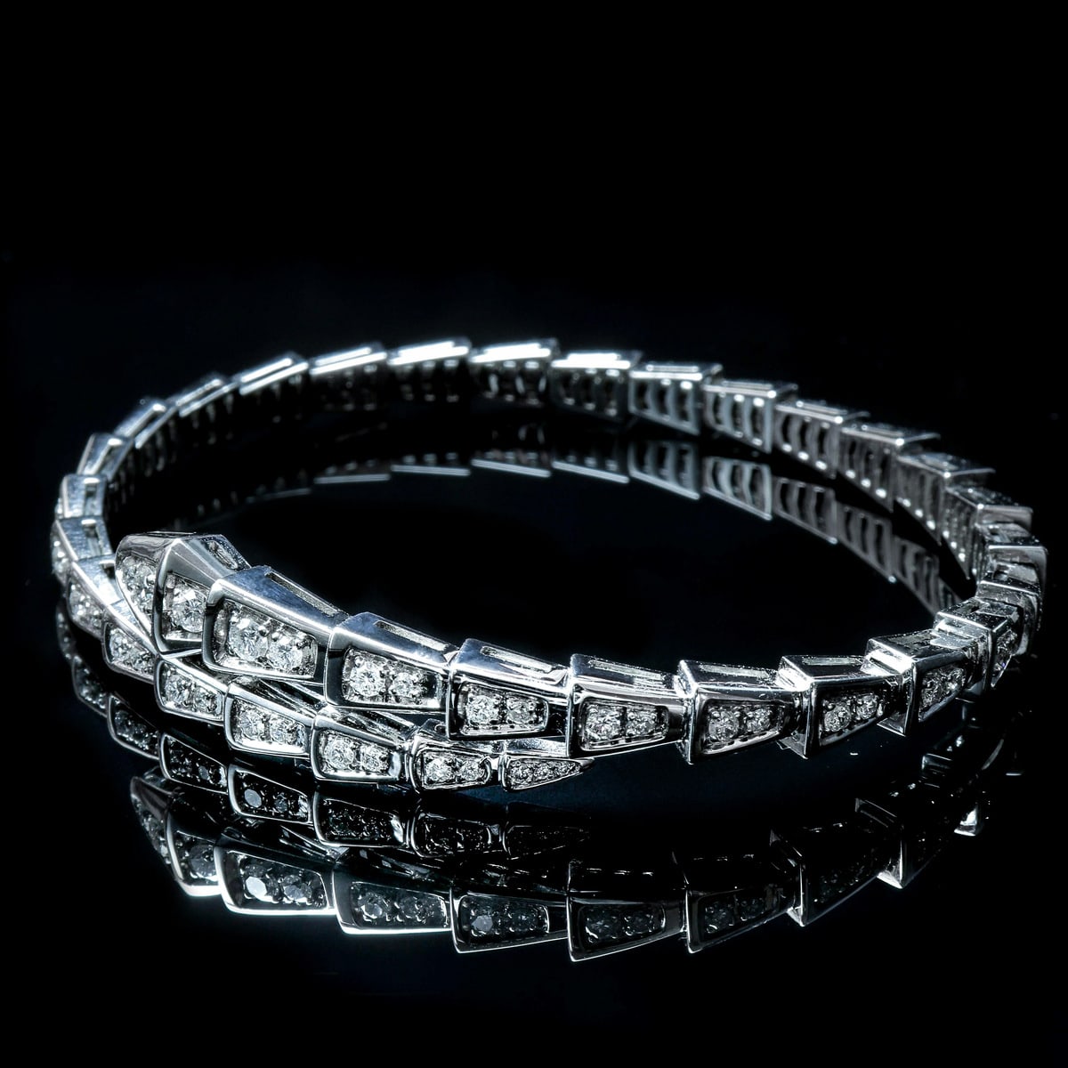 Diamantarmband auf dunklem Grund