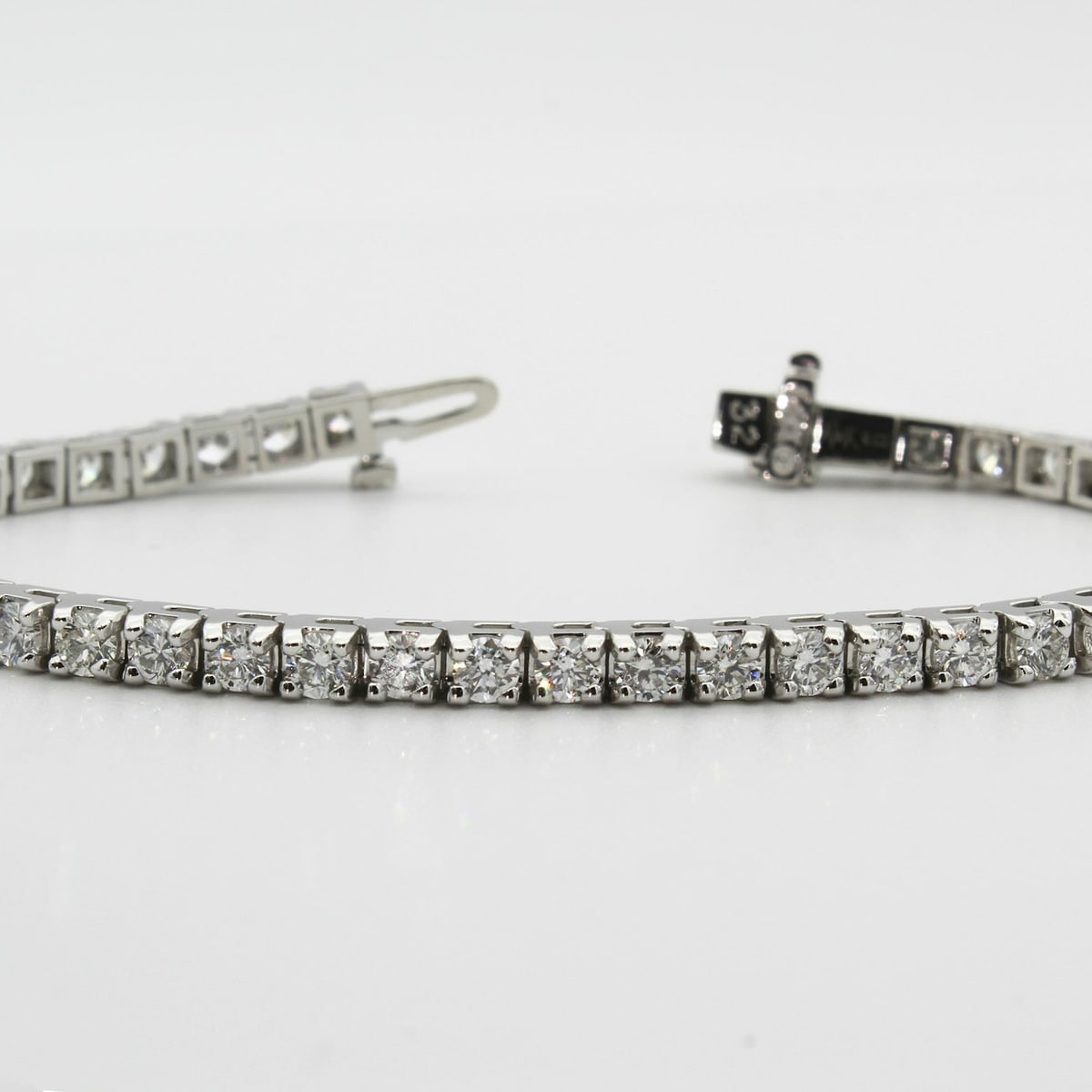 Tennisarmband mit einer durchgehenden Linie Brillanten
