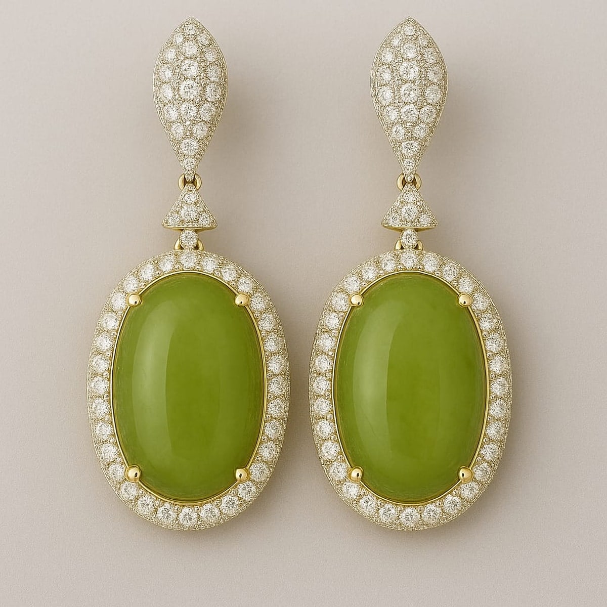 Ohrhänger in Gelbgold mit grünen Cabochons und Diamantpavé