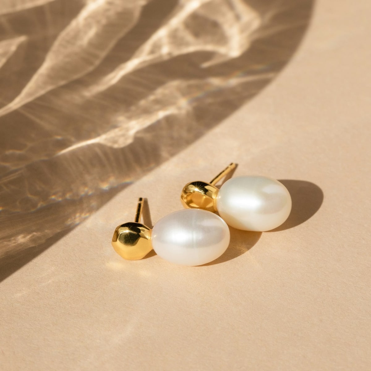 Perlenohrstecker in Gold