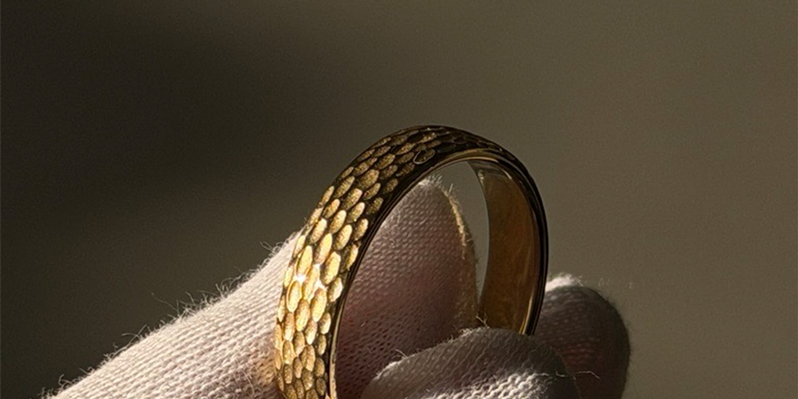 Ein Goldring wird mit einem Tuch poliert