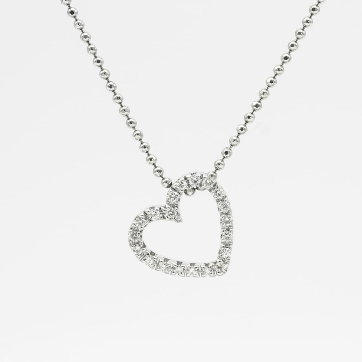 Herzanhänger mit Diamanten an feiner Kette