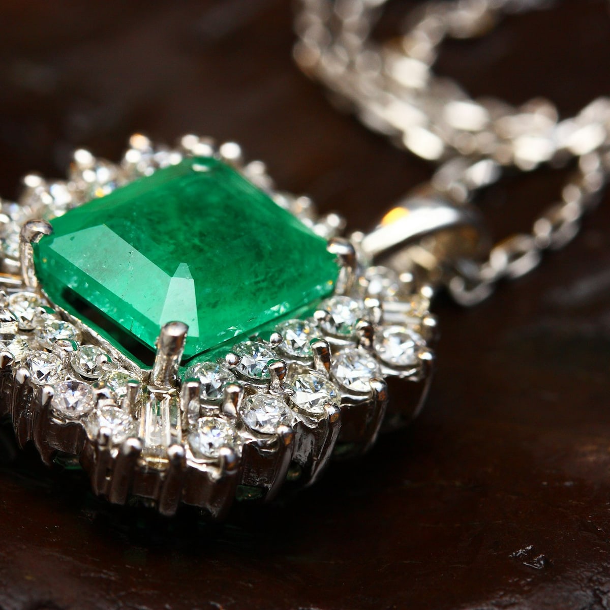 Anhänger mit grünem Farbstein und Diamantkranz