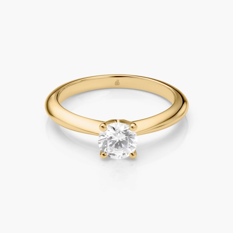 Ring mit Krappenfassung, in der Werkstatt fotografiert